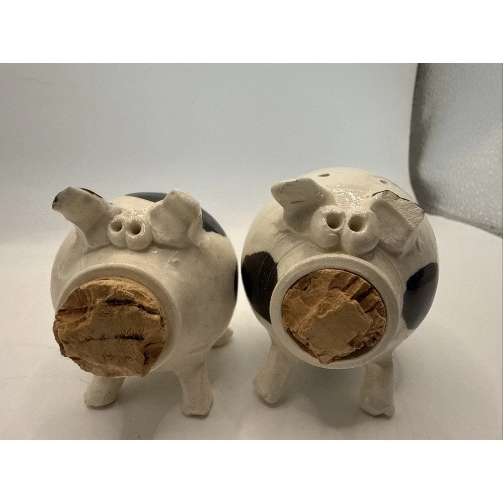 Vintage Folk Art Pottery Spotted Pig Salt & Pepper Shakers Cork For Snout
